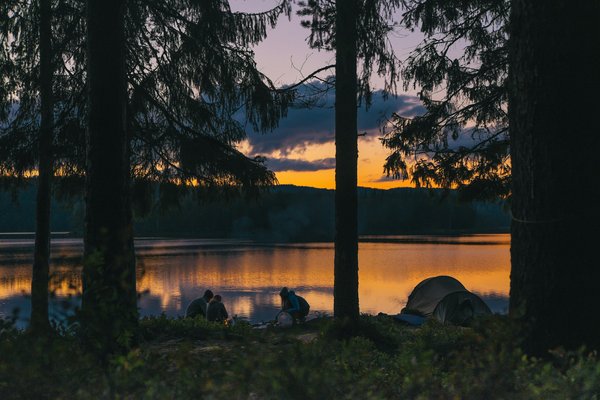 Quels sont les conseils pour un camping en bord de lac avec des jeunes enfants?