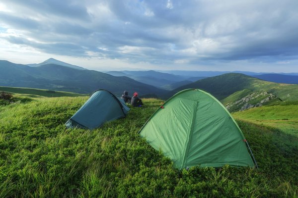 Comment choisir le bon type de tente pour un camping en région de steppe?